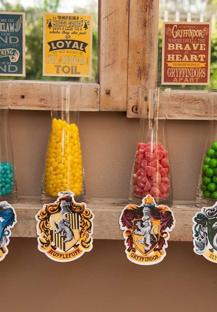 5 Ideias Criativas para uma Festa Harry Potter DIY
Como Fazer Velas Flutuantes para Festa Harry Potter
Receitas Mágicas: Cerveja Amanteigada e Pomos de Ouro
Lembrancinhas Temáticas do Mundo Bruxo
Decoração de Festa Harry Potter: Do Salão Principal para sua Casa