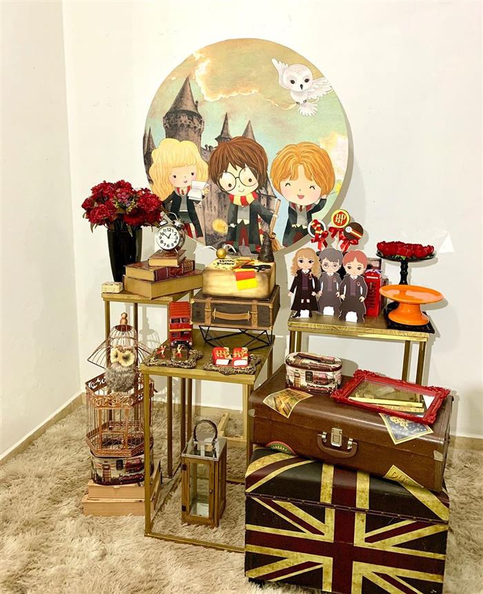 5 Ideias Criativas para uma Festa Harry Potter DIY
Como Fazer Velas Flutuantes para Festa Harry Potter
Receitas Mágicas: Cerveja Amanteigada e Pomos de Ouro
Lembrancinhas Temáticas do Mundo Bruxo
Decoração de Festa Harry Potter: Do Salão Principal para sua Casa