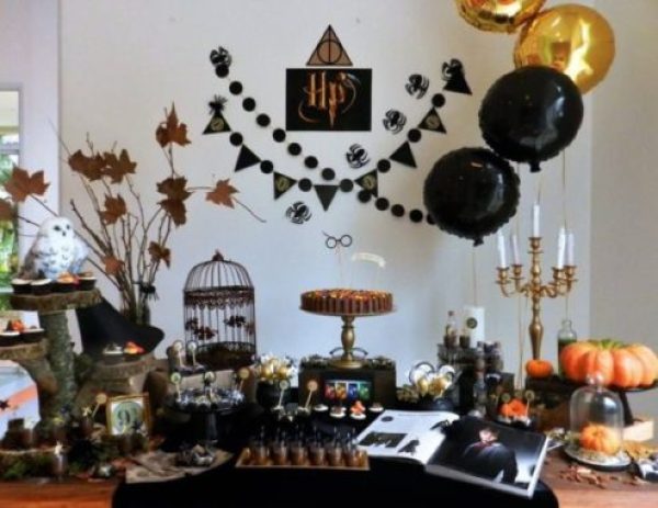 5 Ideias Criativas para uma Festa Harry Potter DIY
Como Fazer Velas Flutuantes para Festa Harry Potter
Receitas Mágicas: Cerveja Amanteigada e Pomos de Ouro
Lembrancinhas Temáticas do Mundo Bruxo
Decoração de Festa Harry Potter: Do Salão Principal para sua Casa