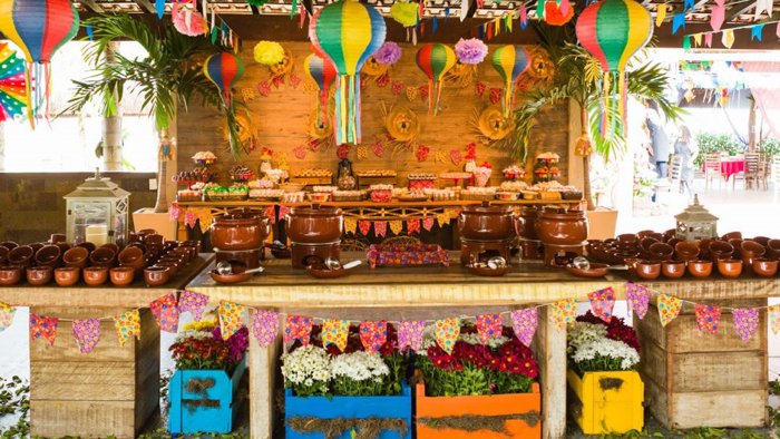 decoração de festa junina escolar vs. festa junina em casa