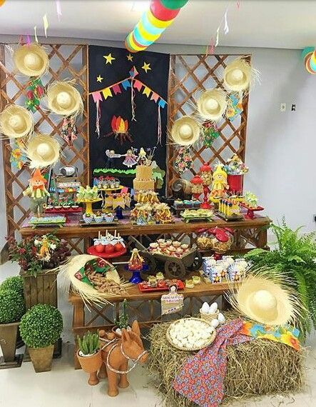 decoração de festa junina escolar vs. festa junina em casa