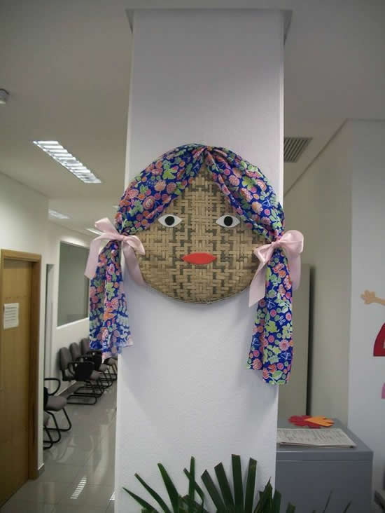 decoração de festa junina escolar vs. festa junina em casa