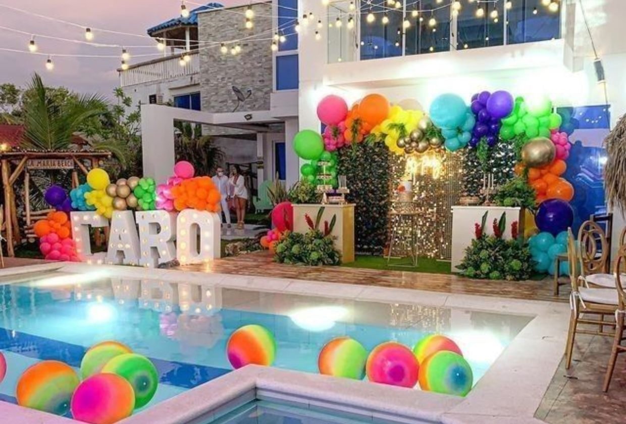 decoração festa na piscina noturna