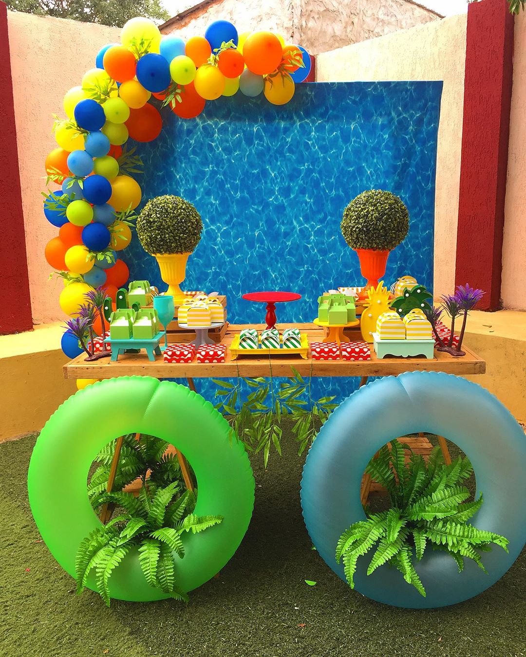 decoração festa na piscina noturna