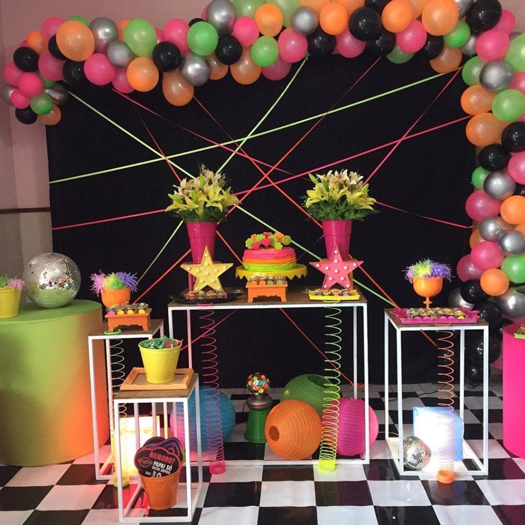 erros comuns ao decorar festa neon