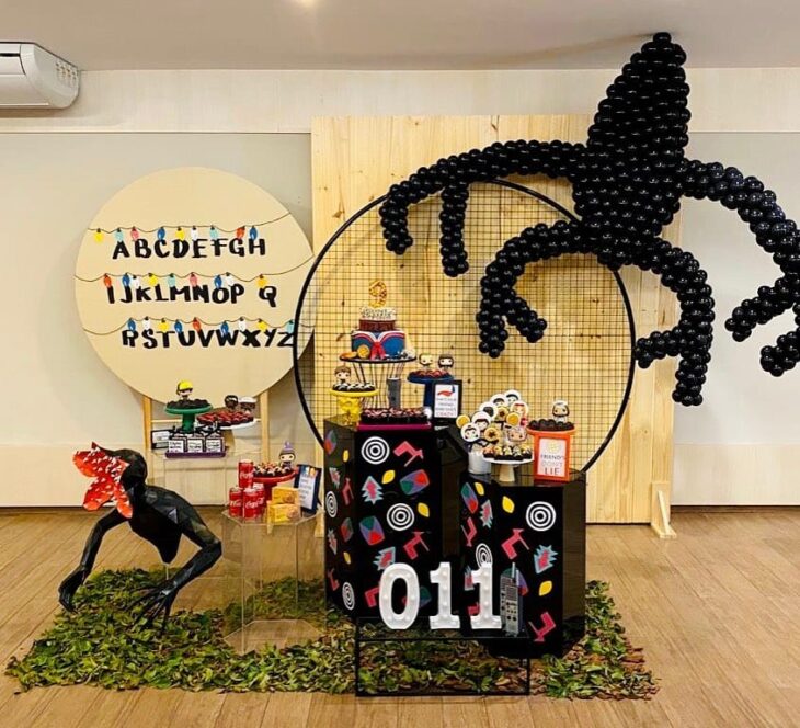 decoração stranger things parede alfabeto
