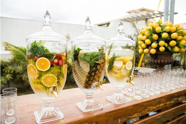 como fazer centro de mesa tropical com abacaxi