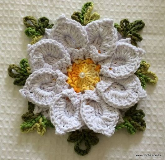 flor de crochê com folhas