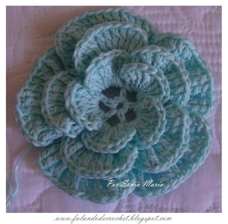 flor de crochê com folhas