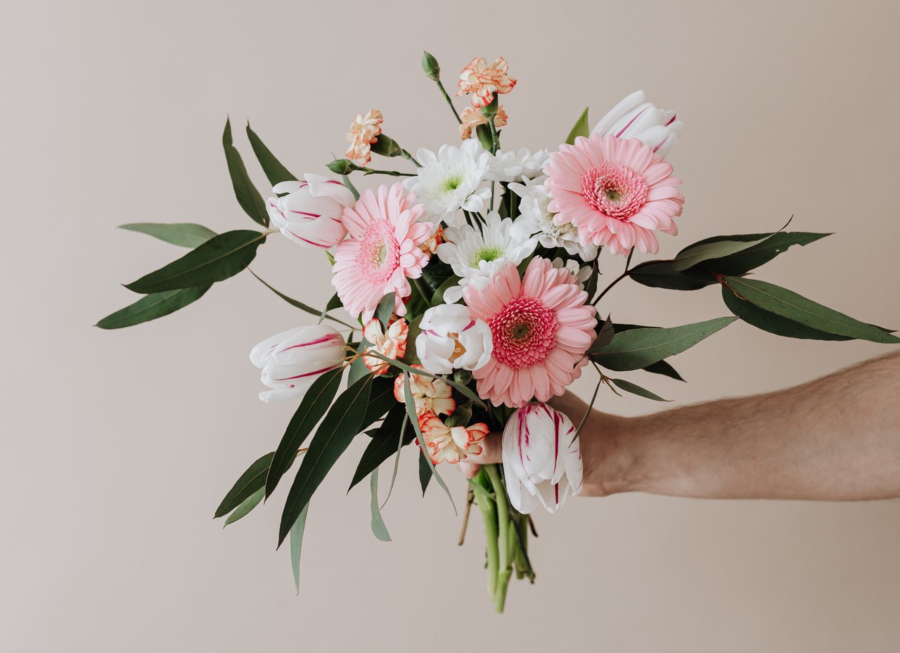 flores naturais vs flores artificiais para decoração