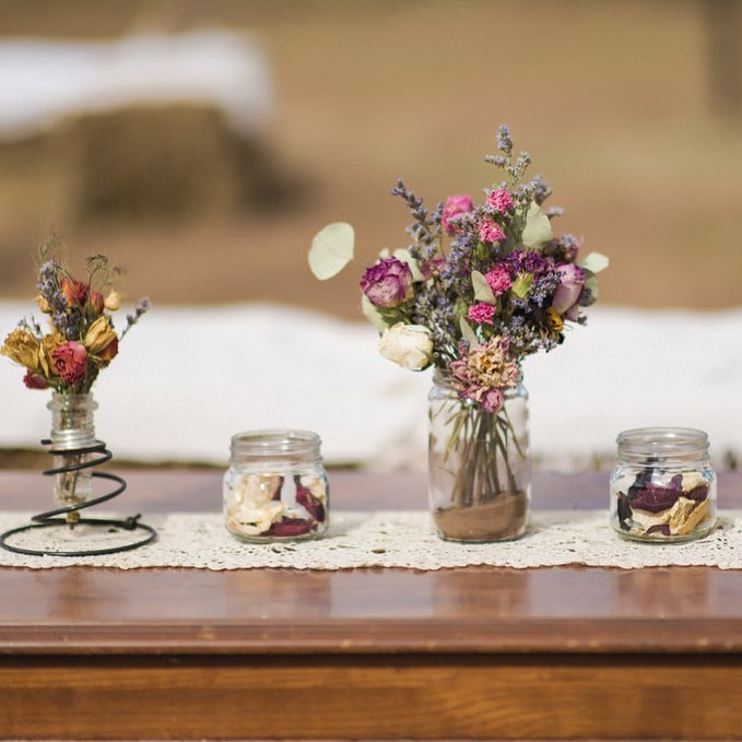 arranjo de capim dos pampas em vaso de cerâmica