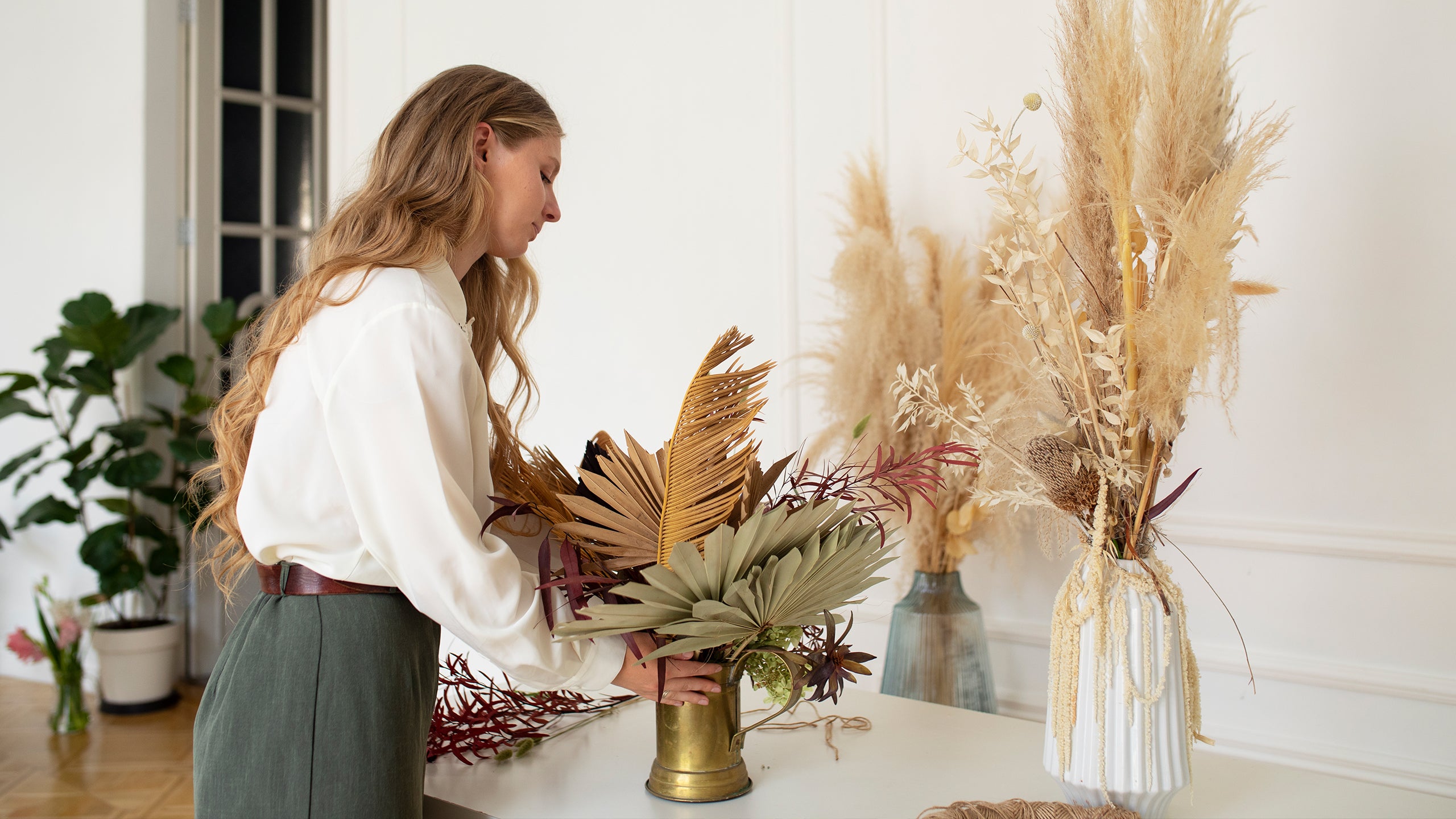 arranjo de capim dos pampas em vaso de cerâmica