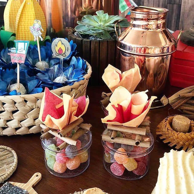 como fazer fogueira artificial com rolo de papelão