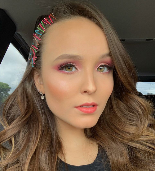 foto de maquiagem rosa com batom nude