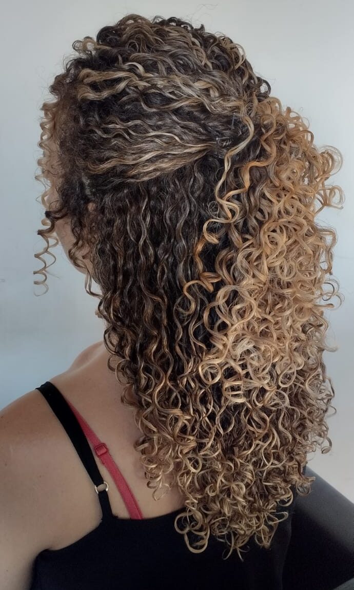 foto penteado cabelo cacheado curto