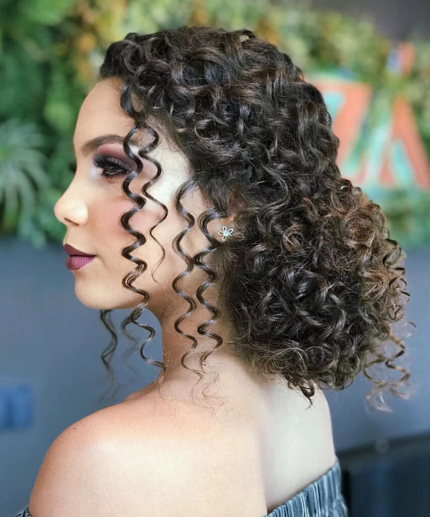 penteados para cabelo cacheado para trabalho