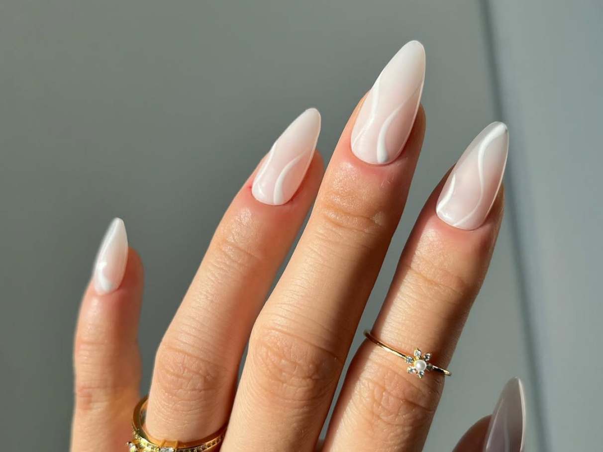 Unhas brancas formato amendoada