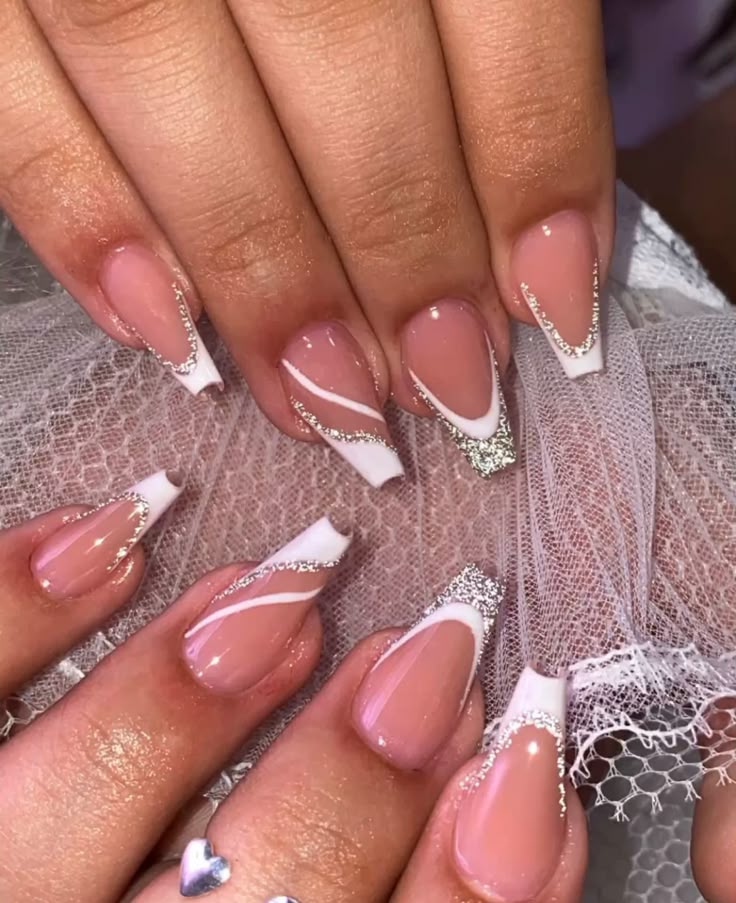 Unhas brancas com pedrarias