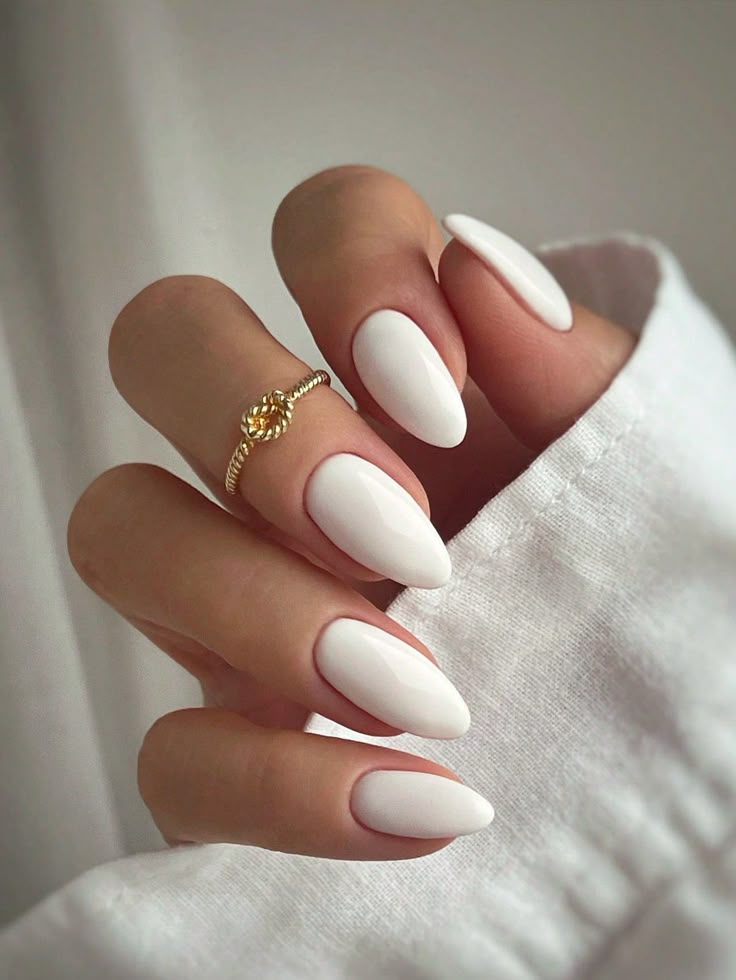 Unhas brancas formato amendoada