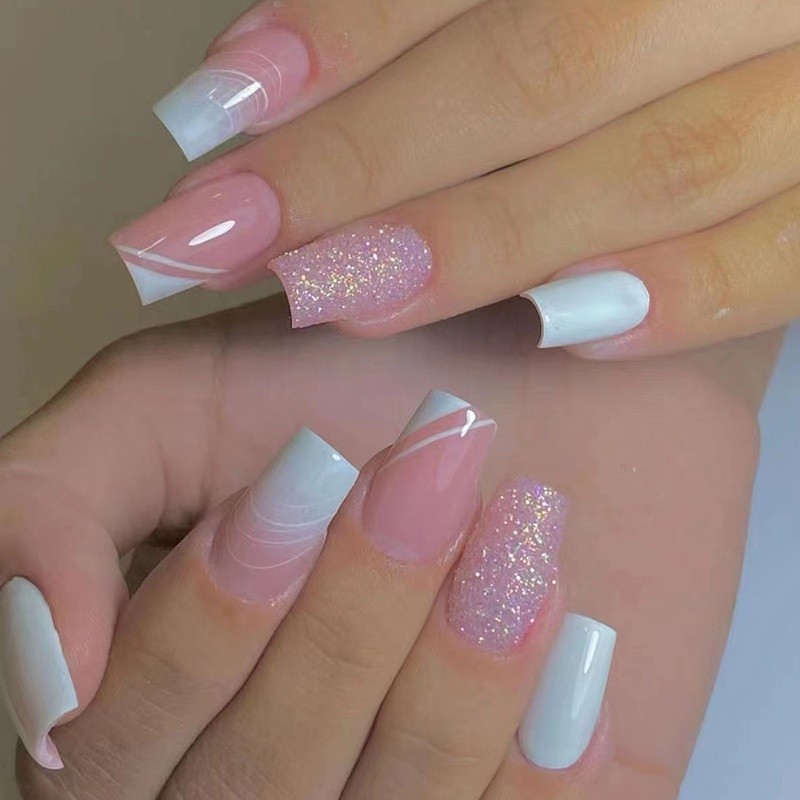 Unhas brancas formato bailarina