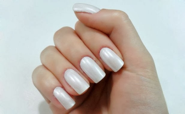Unhas brancas para festas de fim de ano