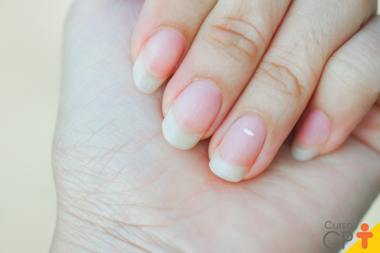 Unhas cromadas brancas
