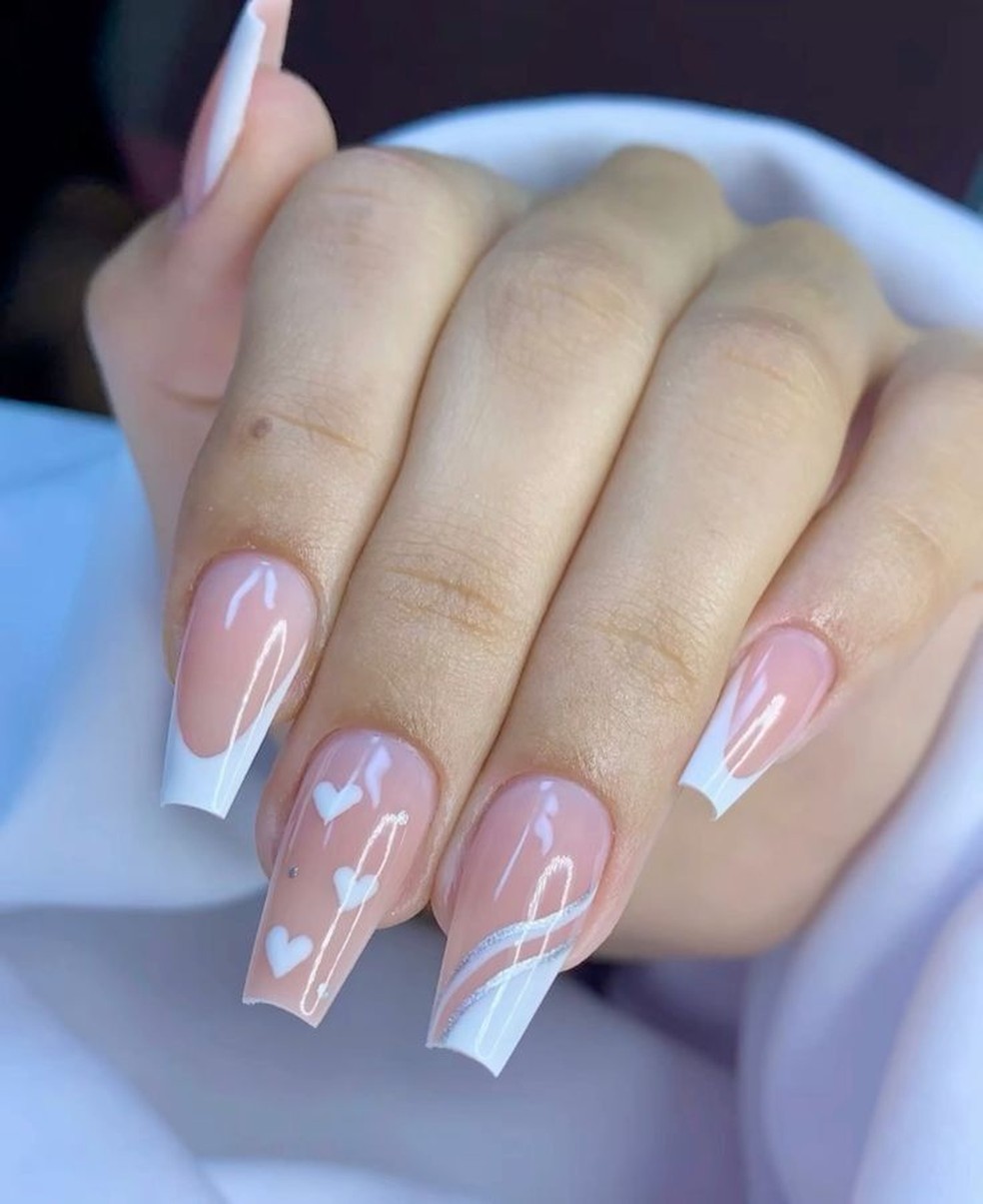 Unhas brancas formato bailarina