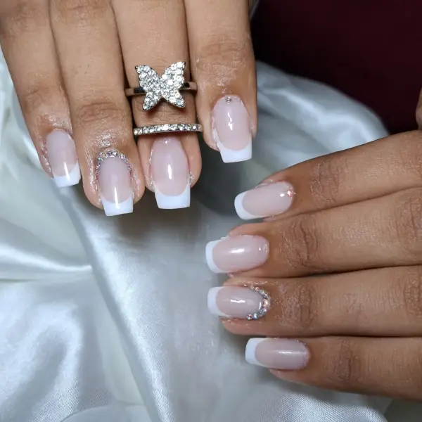 Unhas baby boomer brancas