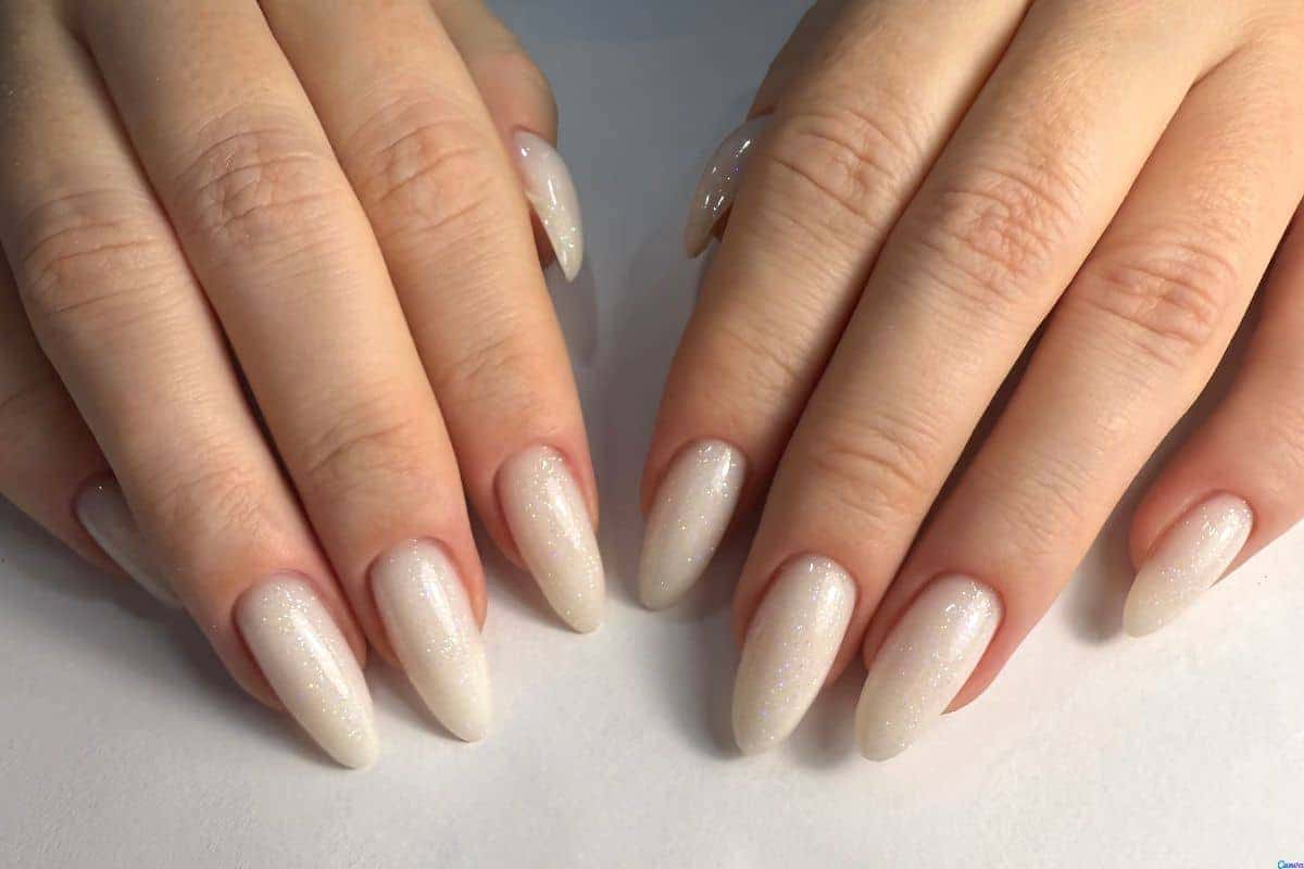 Unhas brancas com pedrarias
