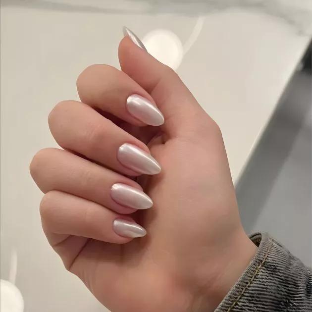 Unhas claras com pedrarias