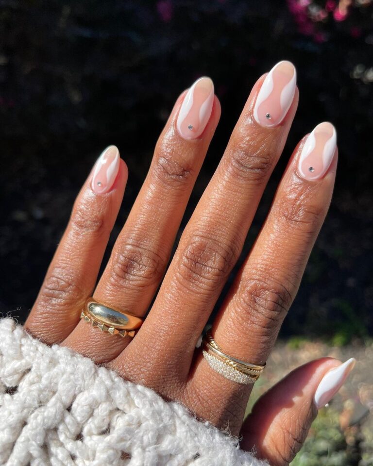 Unhas claras brilhantes