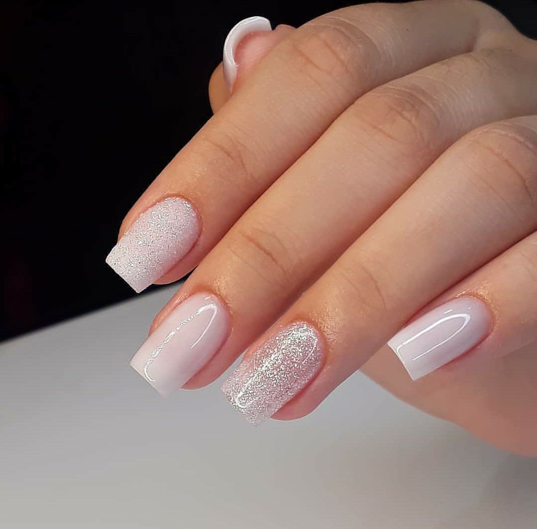 Unhas claras decoradas