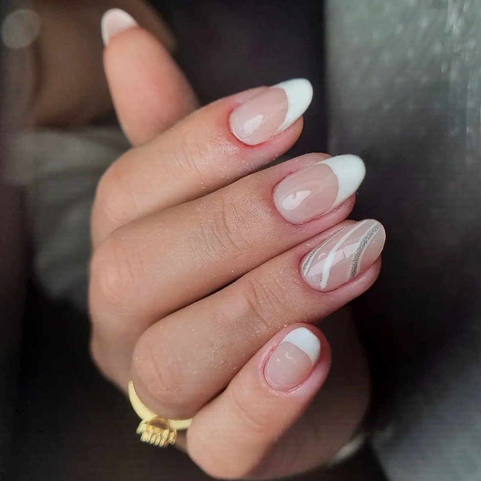 Unhas claras com glitter