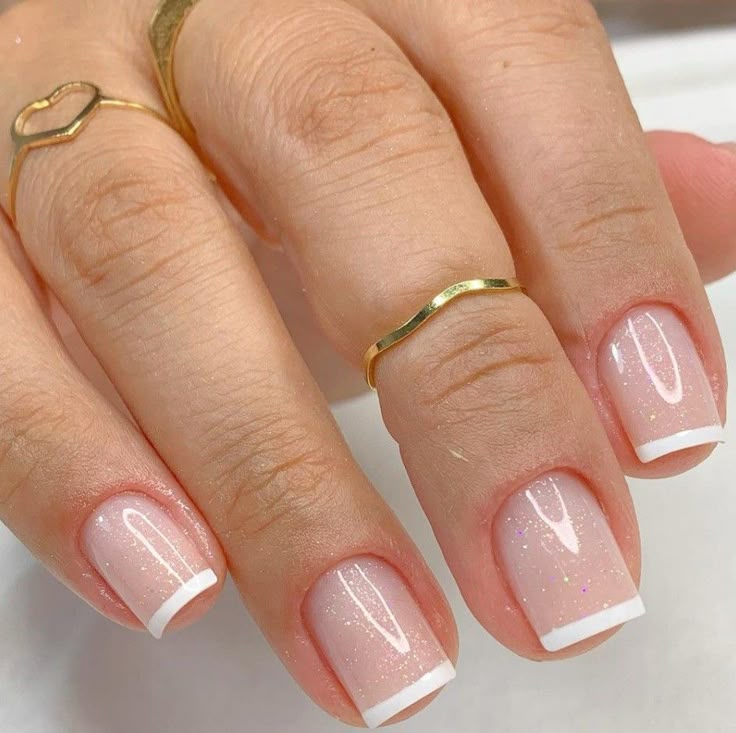 Unhas claras em degradê