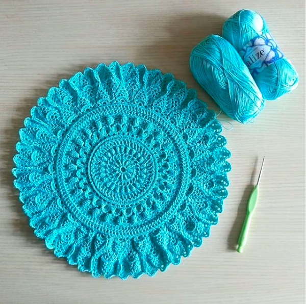 Ideias de decoração com trilhos de crochê em estantes