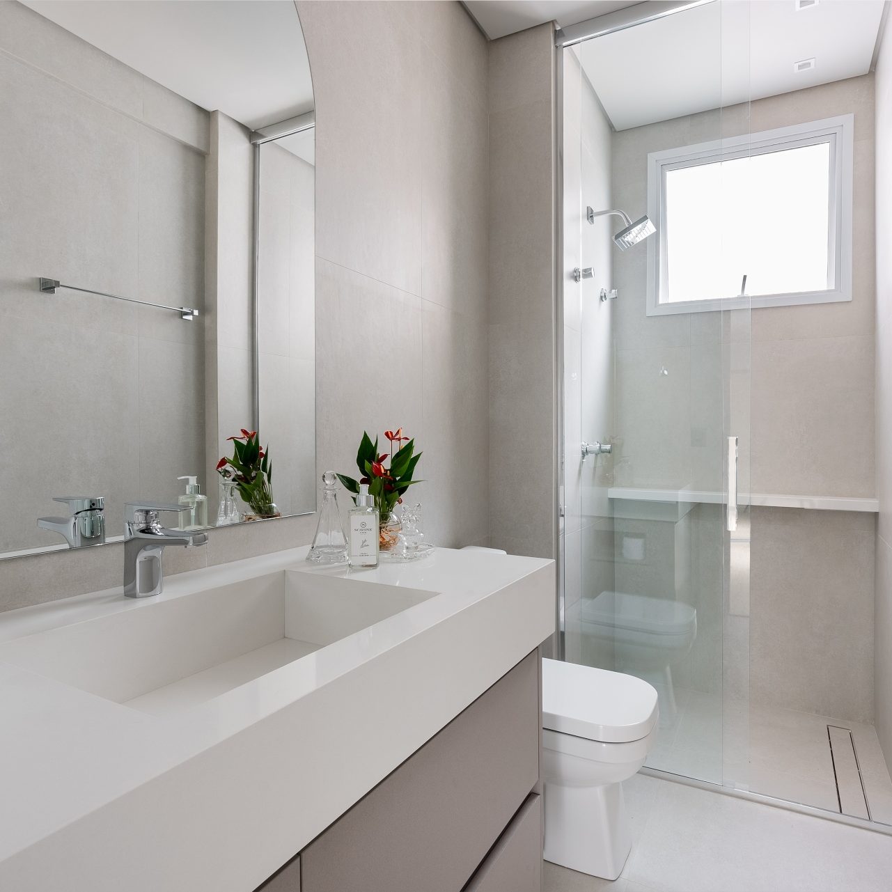 Guia de banheiros minimalistas: branco e cinza