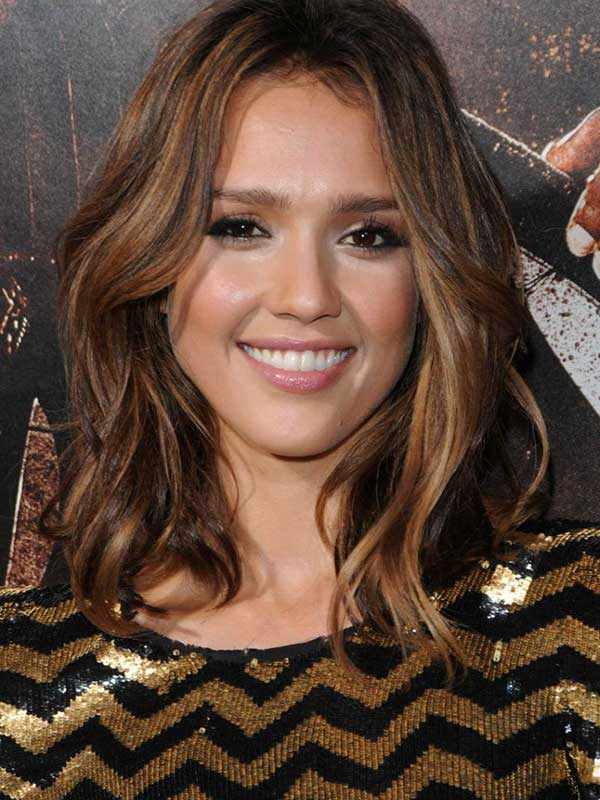 Dicas de Maquiagem para Realçar seu Novo Tom de Cabelo Rejuvenescedor