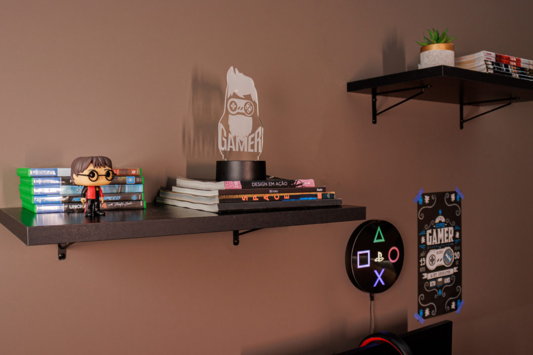 Guia de decoração para quarto de gamer: luzes e móveis