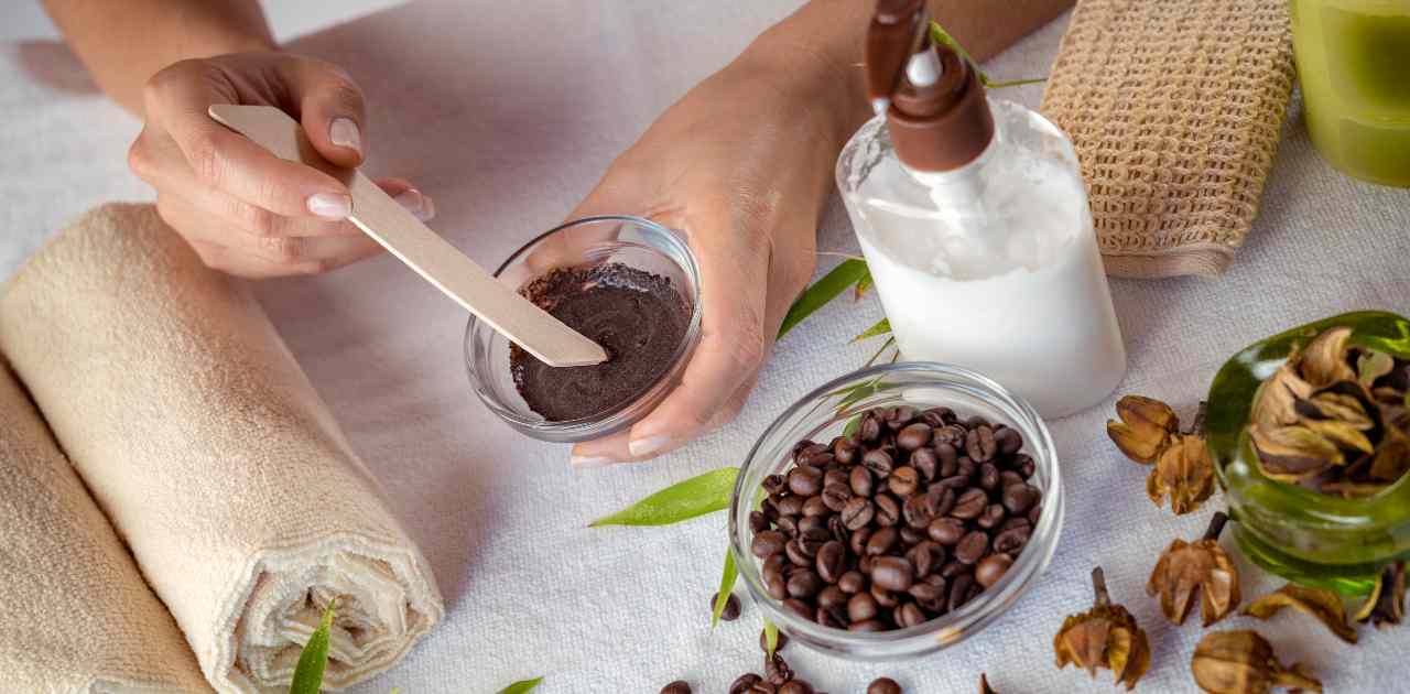 Guia de esfoliação corporal com café e óleo