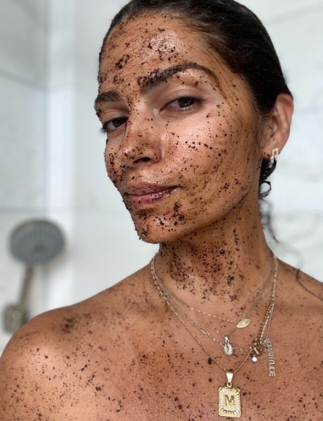 Guia de esfoliação corporal com café e óleo