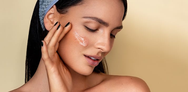 Guia de esfoliação facial: frequência e melhores produtos