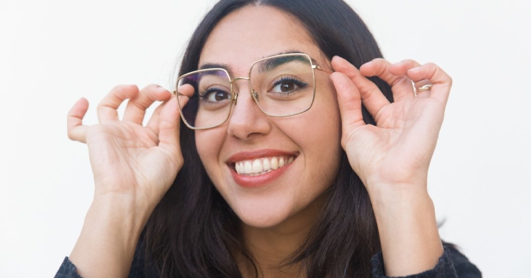 como maquiar usando óculos