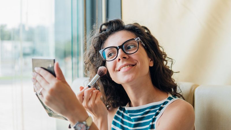 dicas de maquiagem para quem usa óculos