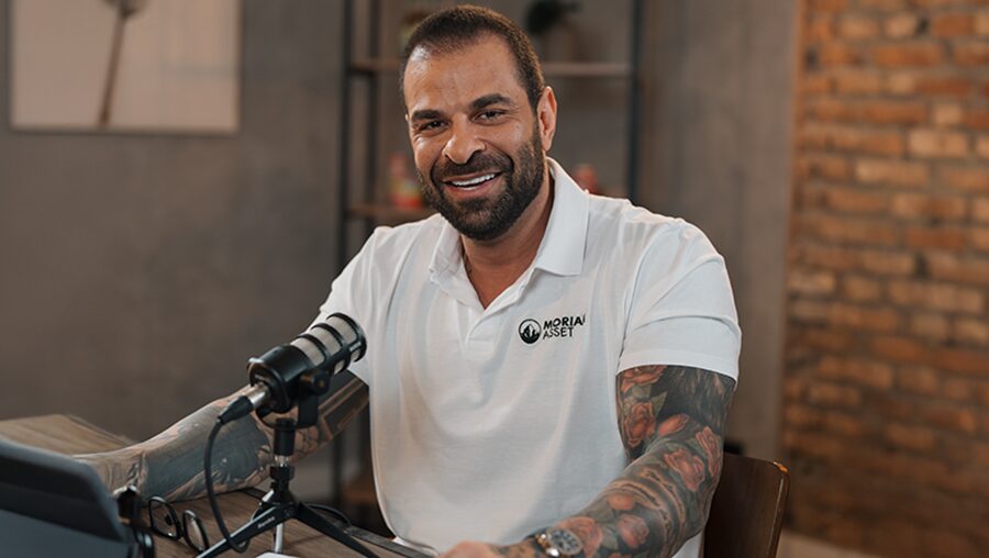 Homem Pintando em 1994: Relembrando Tendências da Época