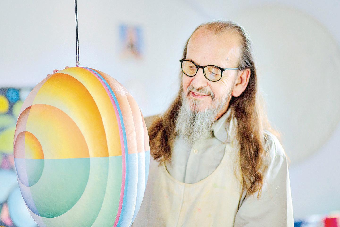 Quem é o Artista de 94 Anos que Está Viralizando na Internet?