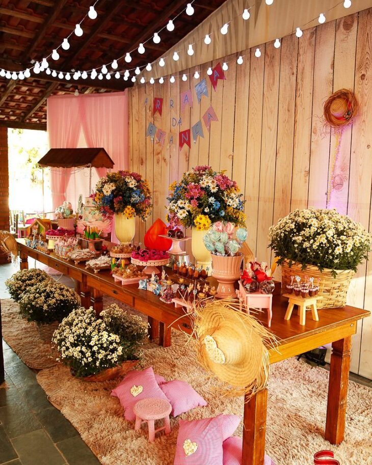 decoração de festa junina barata vs. decoração elaborada