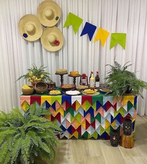 decoração de festa junina barata vs. decoração elaborada