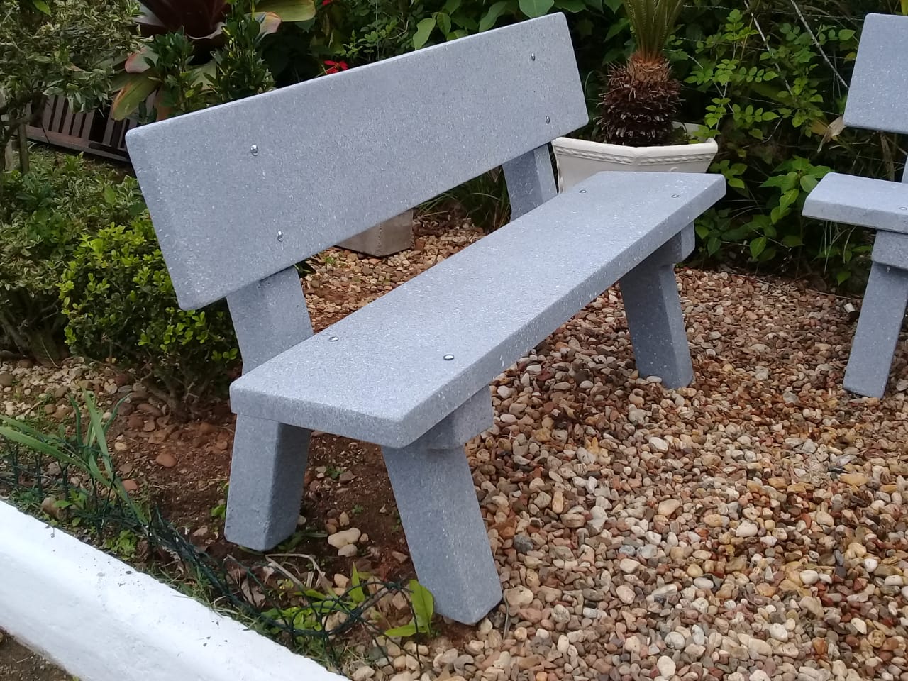banco modular de concreto e madeira