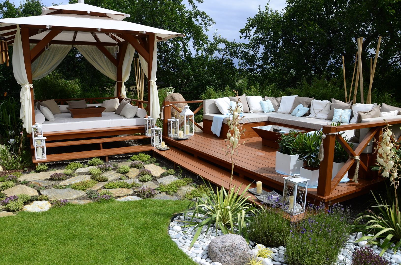 banco curvo de concreto e madeira