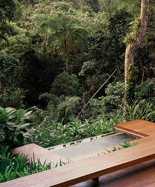 banco curvo de concreto e madeira